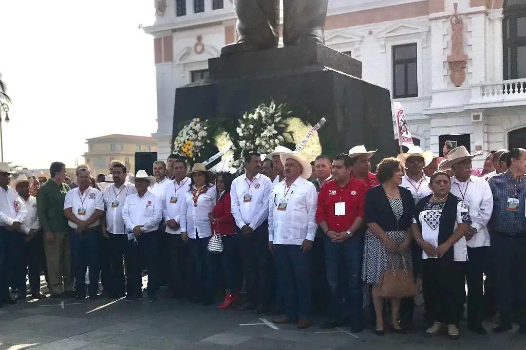 Imagen Colocan ofrenda floral por 108 aniversario de la Ley Agraria en Veracruz