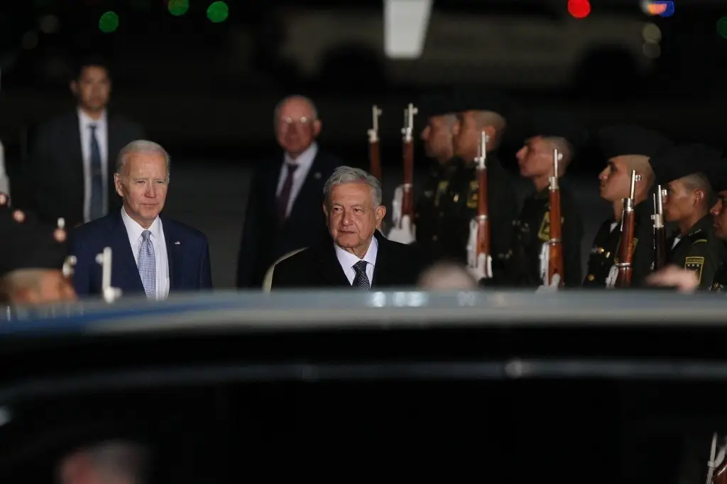 Imagen Prensa que cubre a Biden destaca baches en el tramo del AIFA a Polanco