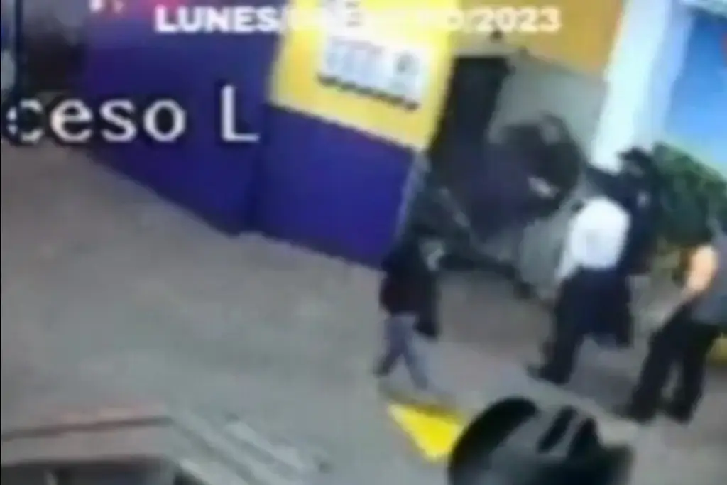 Así sacaron al cliente golpeado del restaurante bar La Polar