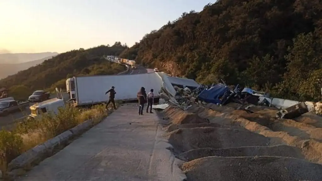 Imagen Rapiñeros roban carga de 2 tráileres accidentados en autopista de Veracruz 