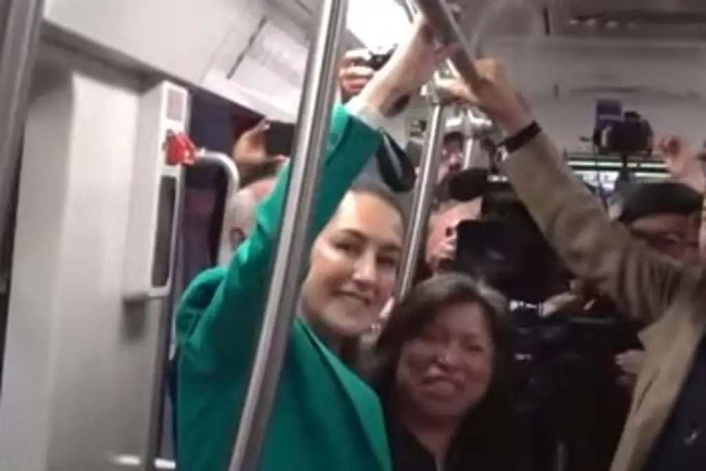 Imagen Con música y el tren lleno, reabren Línea 12 del Metro de la CDMX