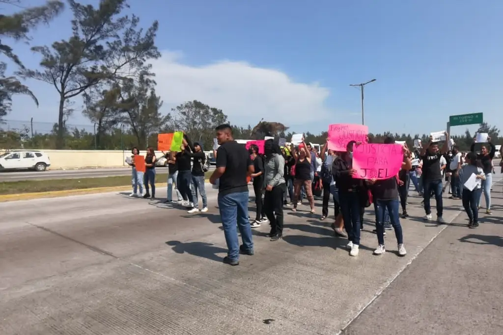 Imagen Bloquean por asesinato de Joel, estudiante del COBAEV 62 en Veracruz