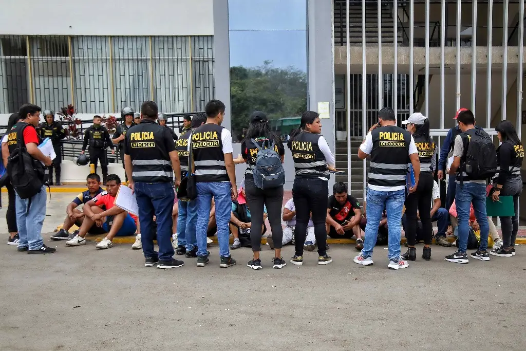 Imagen Policía de Perú desaloja universidad en Lima; hay más de 200 detenidos