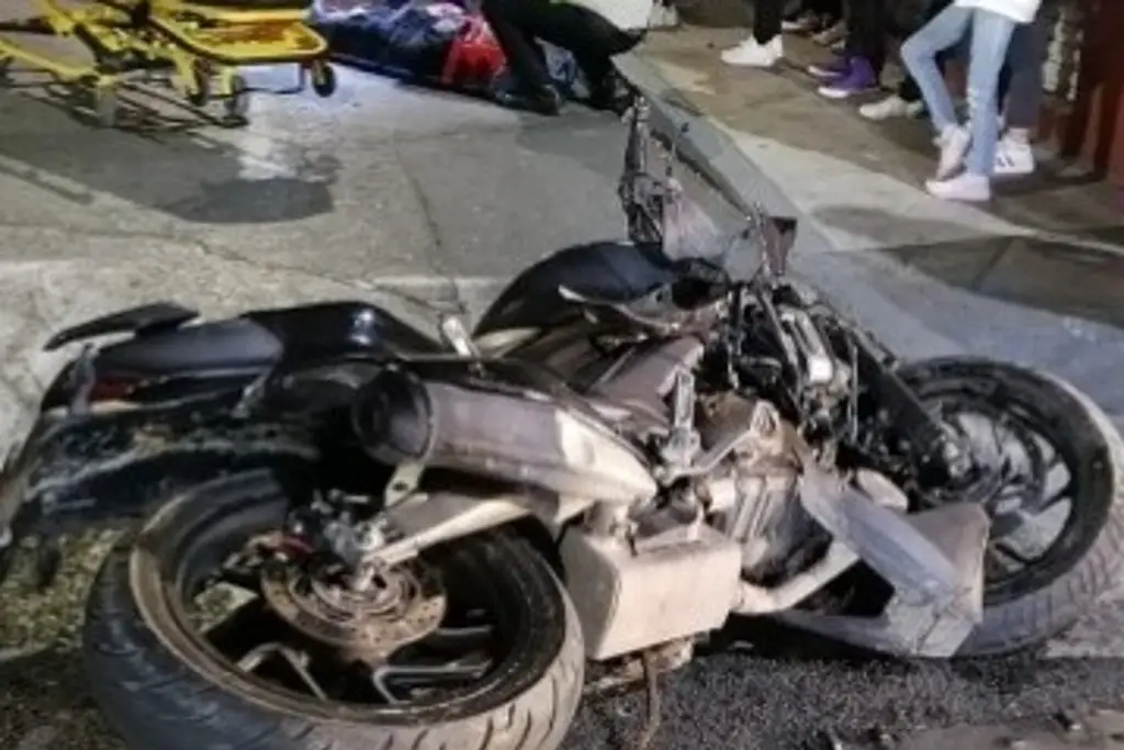 Imagen Fuerte accidente automovilístico entre un carro y una moto; hay un lesionado 