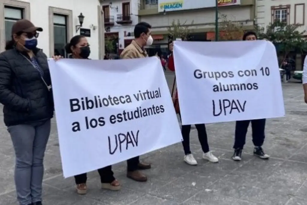 Imagen Profesores exigen incremento salarial y reinstalación de personal despedido en Xalapa 