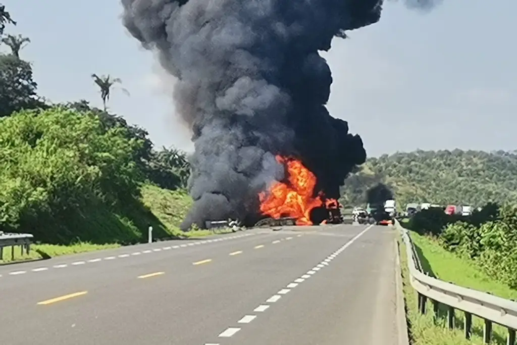 Imagen Se incendia pipa con diésel en autopista de Veracruz; chofer resulta herido