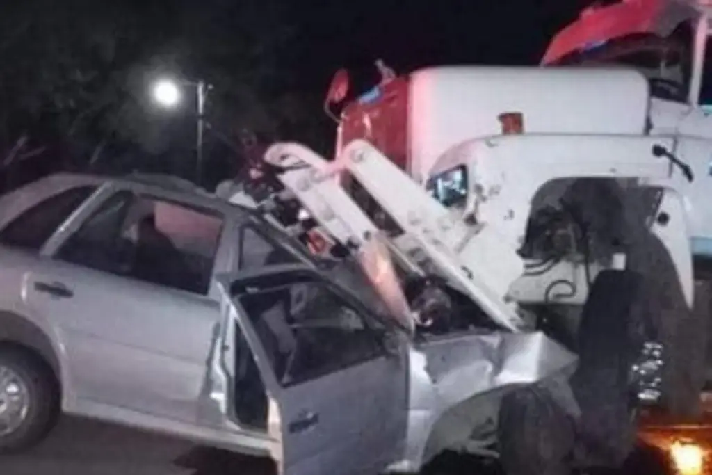 Imagen Mueren madre e hija tras chocar de frente con camión en carretera de Veracruz