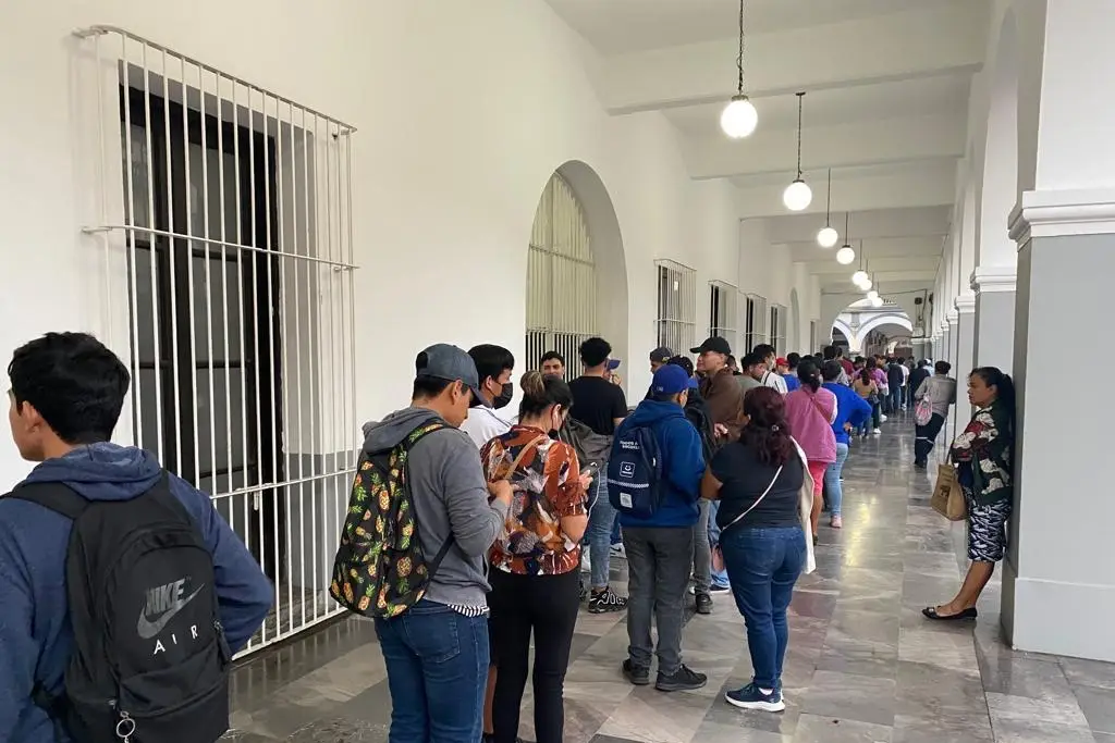 Imagen Larga fila en Veracruz por recepción de documentos para Servicio Militar, ¿Cuántas fichas entregan?