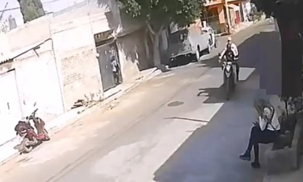 Imagen Captan cuando sujetos a bordo de moto roban teléfono celular a mujer (+Video)