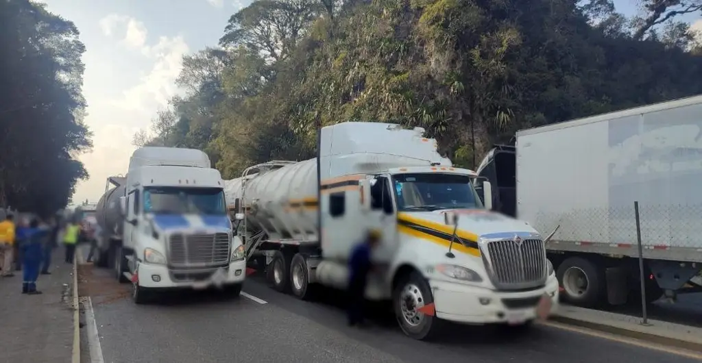 Imagen Chocan dos tráileres y un camión; hay cierre en la autopista en dirección a Veracruz