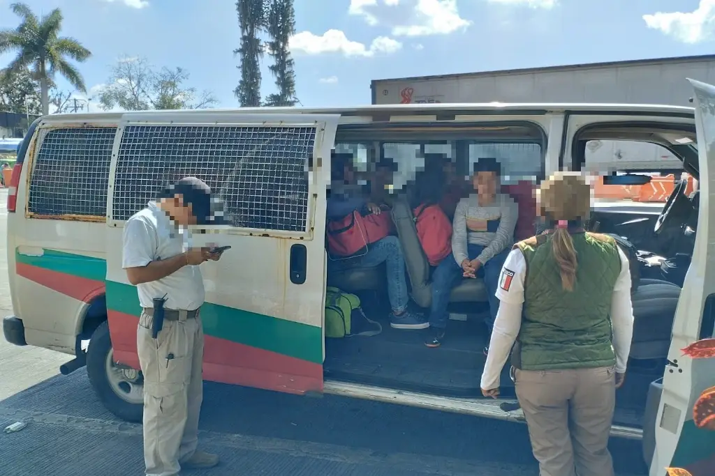 Imagen Rescatan a decenas de migrantes en zona centro de Veracruz 