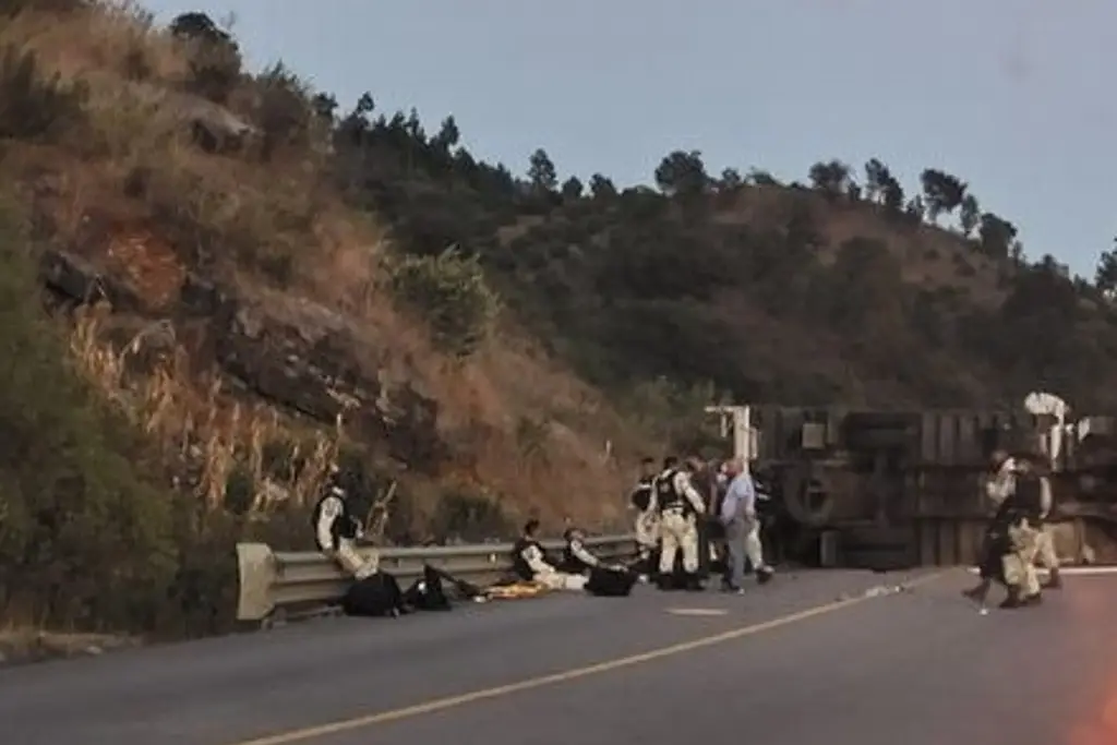 Al menos 14 agentes heridos deja volcadura de camión de la Guardia Nacional  - xeu noticias veracruz
