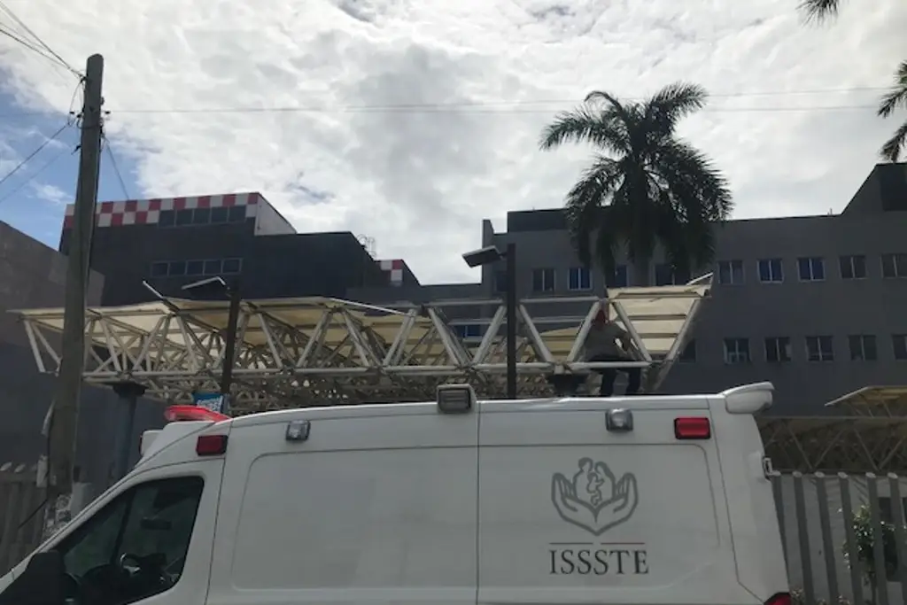 Imagen Por desprendimiento del techo en el ISSSTE de Veracruz, cierran calle