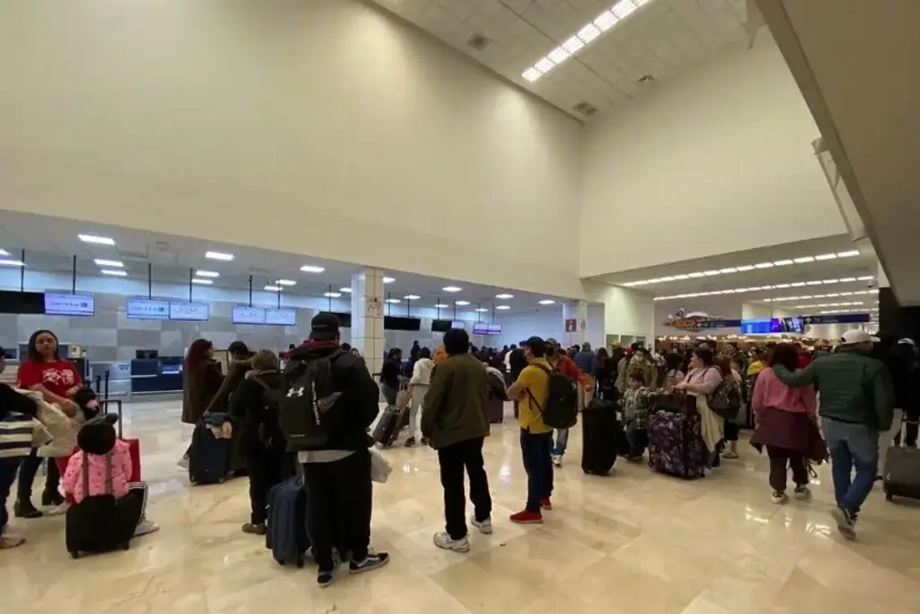 Imagen Reportan cientos de pasajeros afectados por retraso de vuelos  en aeropuerto de Veracruz