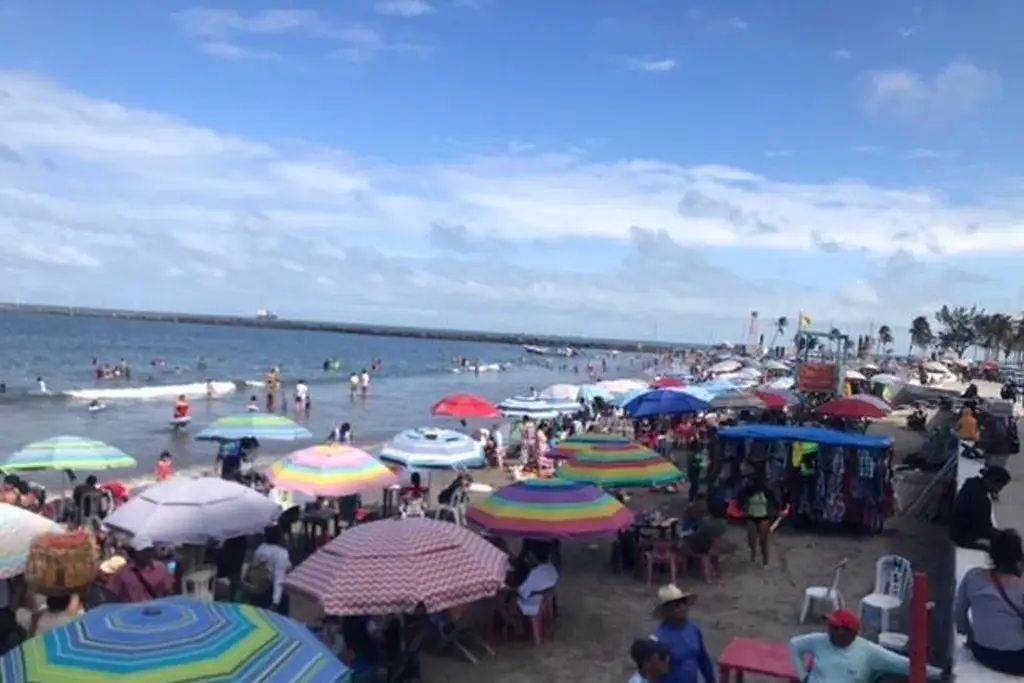 Imagen Puente abarrota las playas de Veracruz