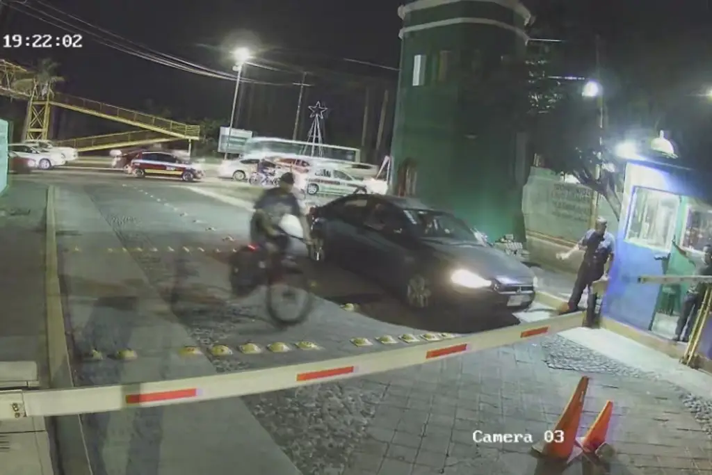 Imagen Exhiben a ladrones que en bicicleta entran a robar en colonia de Veracruz