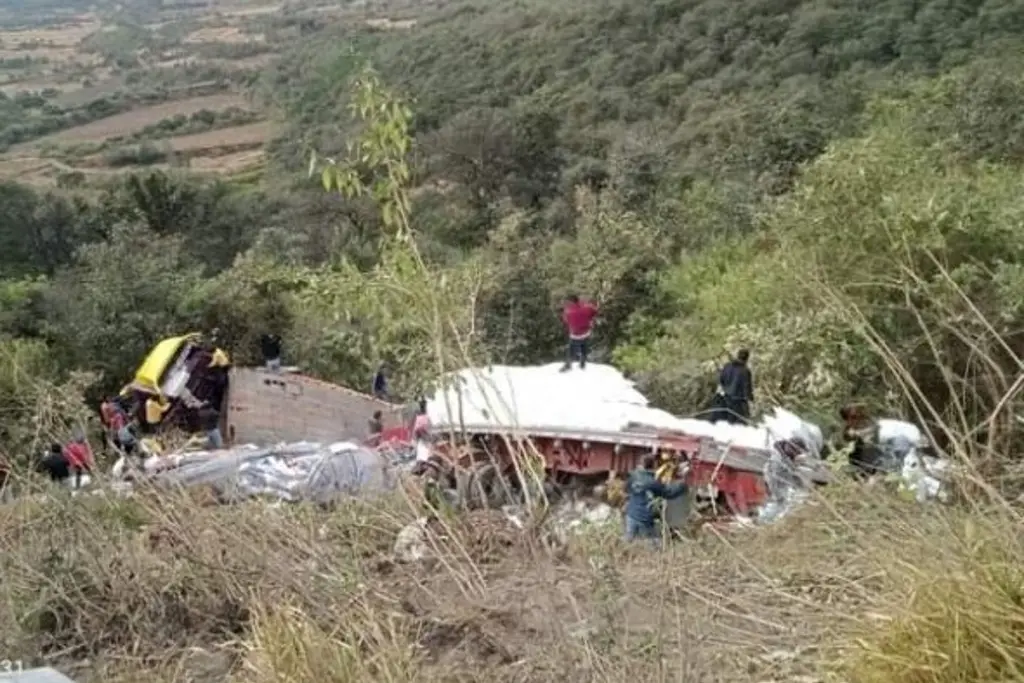 Imagen Rapiñeros roban varilla de tráiler accidentado en la autopista Cordoba-Puebla