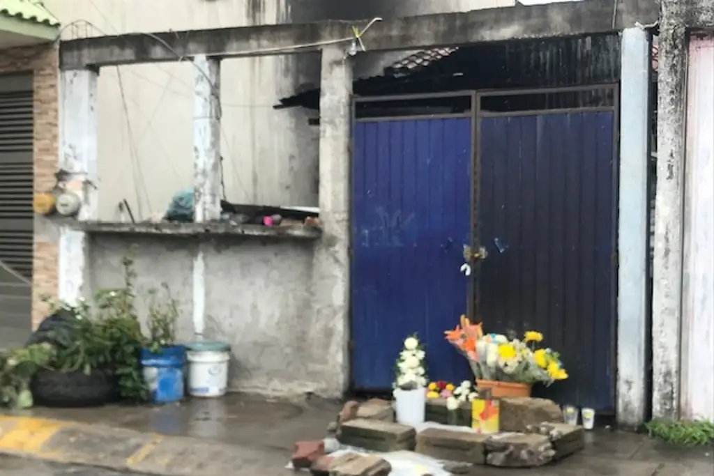 Imagen Sepultaron a mamá e hija que murieron en incendio; colocan ofrenda afuera de su casa en Veracruz