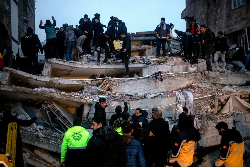 Imagen Declaran 7 días de luto por más de 2.700 muertos por terremotos