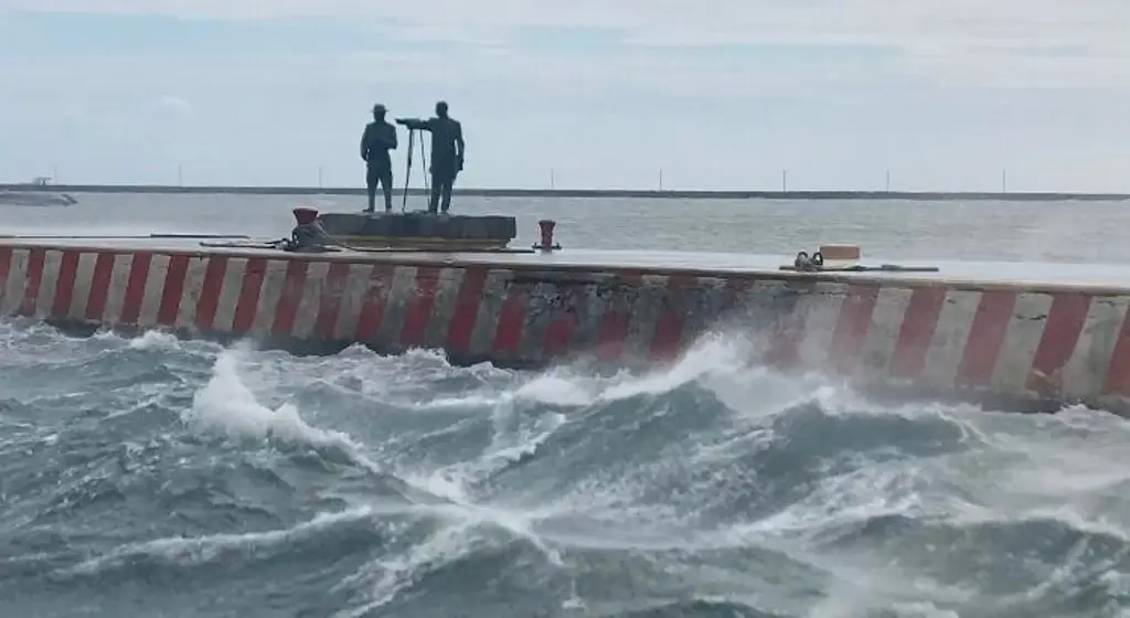 Imagen  Aún con viento y oleaje elevado, turistas disfrutan De Veracruz