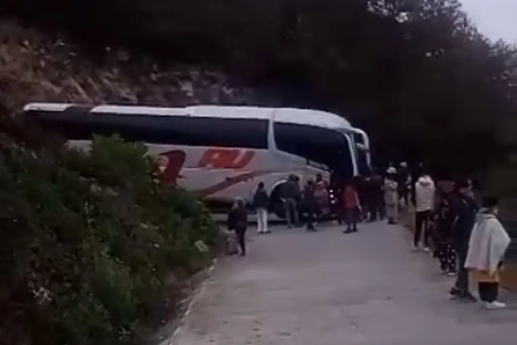 Imagen Autobús se queda atorado en cumbres de Aquila