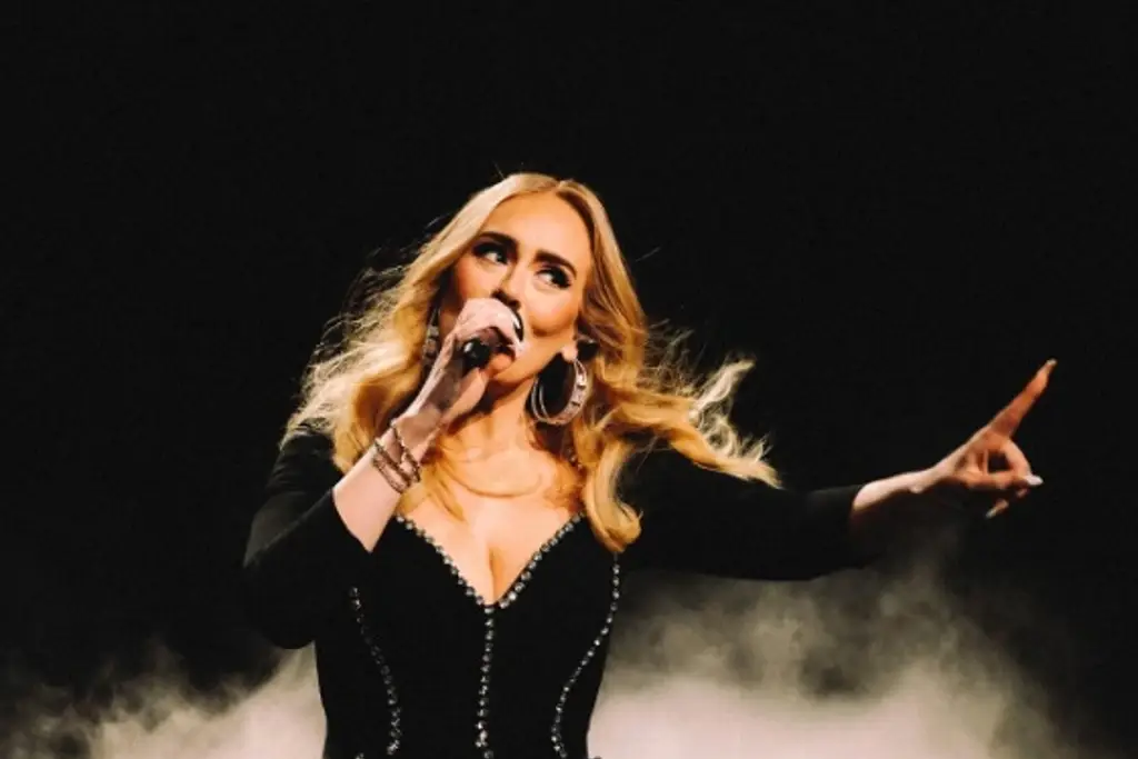 Imagen Adele sorprende al portar bandera México durante concierto (+Video)