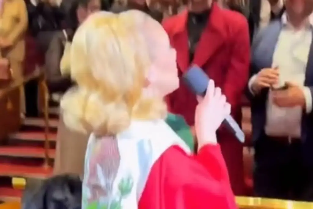 Imagen Adele aparece con bandera de México durante concierto (+Video) 
