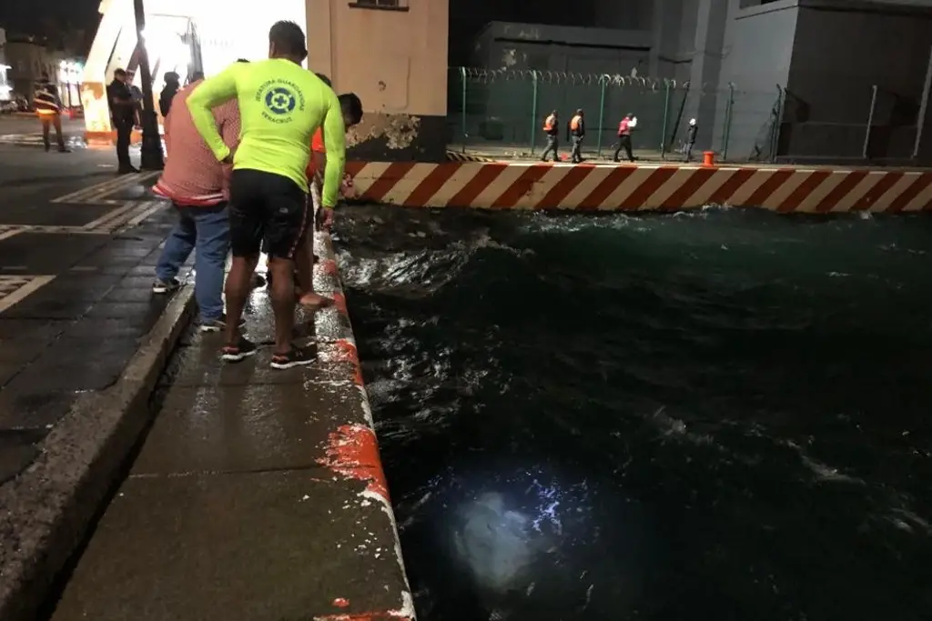 Imagen Hallan cuerpo sin vida flotando en aguas del Malecón de Veracruz