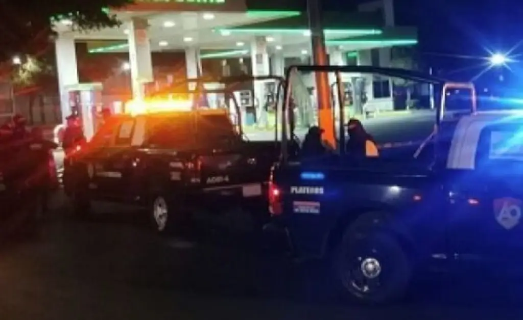 Sujetos con machetes y con el rostro cubierto asaltan gasolinera en Boca del Río