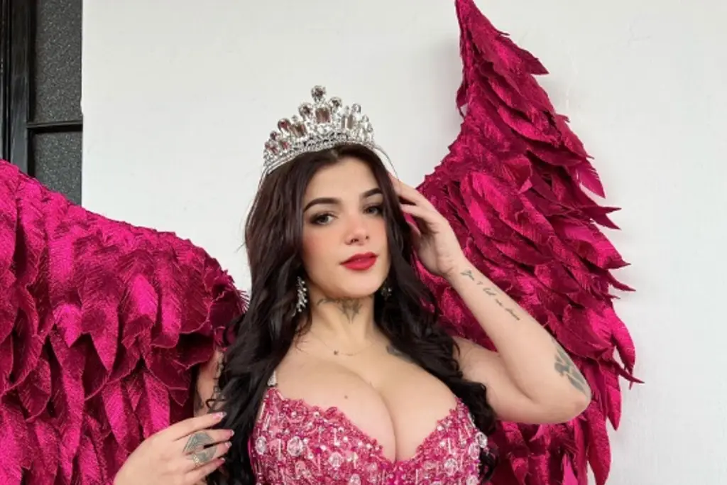 Imagen Reciben a huevazos a Karely Ruiz en Carnaval de Guaymas (+Video)