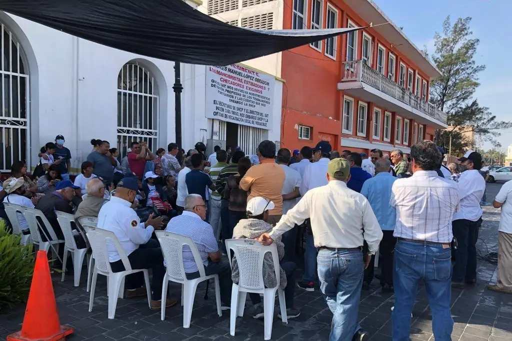 Imagen Ex maniobristas se manifiestan frente al SAT de Veracruz 