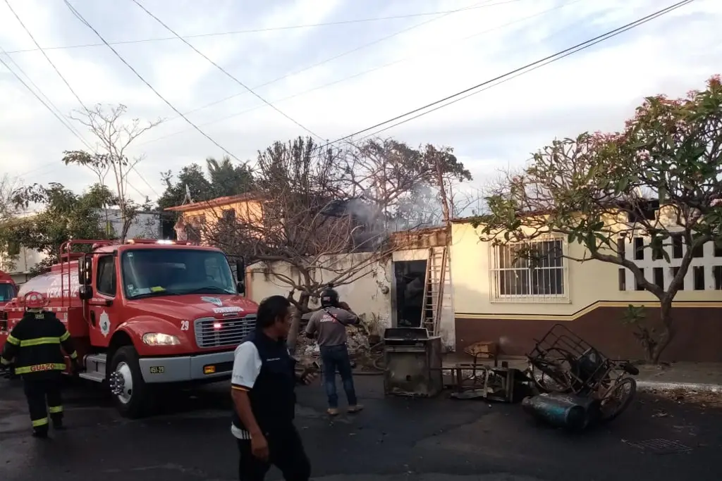 Se incendia casa en colonia Playa Linda de Veracruz - xeu noticias veracruz