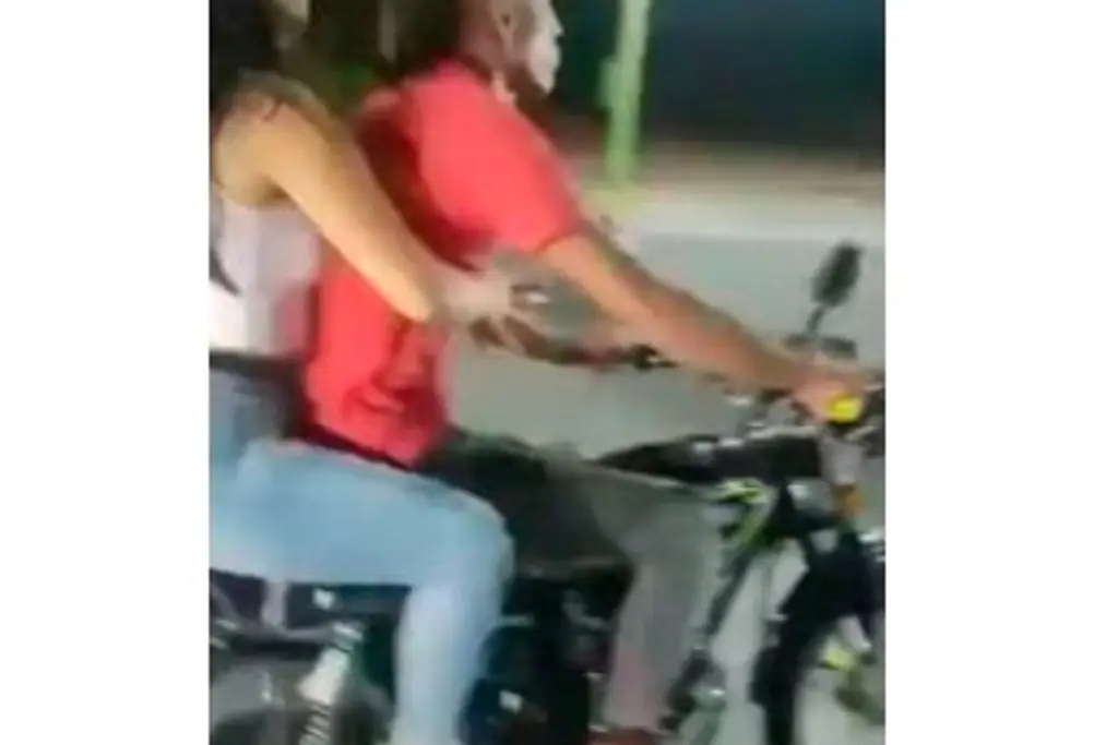 Imagen Intenta hacer 'caballito' en su moto y su amiga muere (+video)