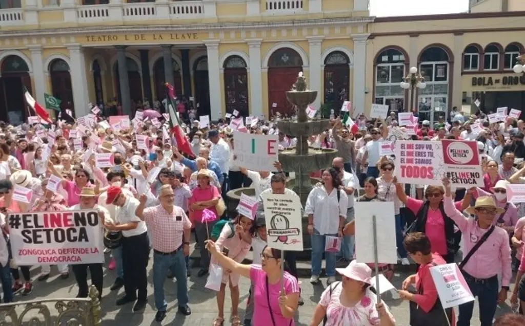 Imagen 'Ir contra el INE es un retroceso a la democracia', claman en Orizaba, Veracruz
