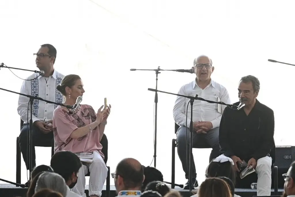 Imagen Damián Alcázar se puso a leerle a los jóvenes en esta ciudad de Veracruz