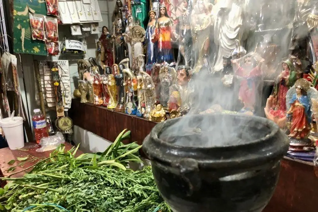 Imagen Limpias y amuletos en el mercado Hidalgo de Veracruz en Día de los Brujos 