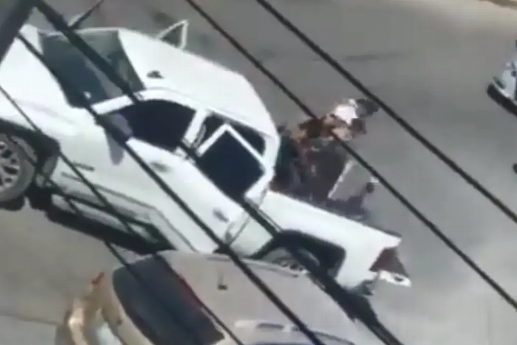 Imagen Sujetos armados arrastran y recogen cuerpos tras balacera en Matamoros (+Video)