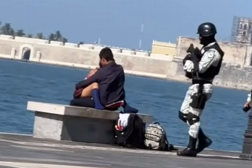 Imagen Viral | Captan a jóvenes 'dándose amor' en el Malecón de Veracruz (+Video)