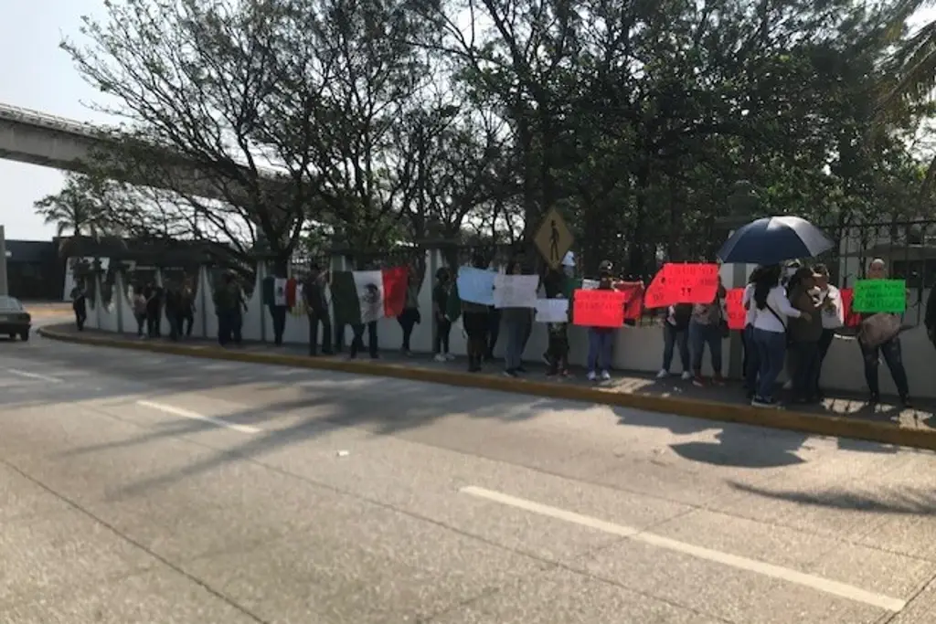 Imagen Se suman en Veracruz-Boca del Río a marcha en defensa de soldados