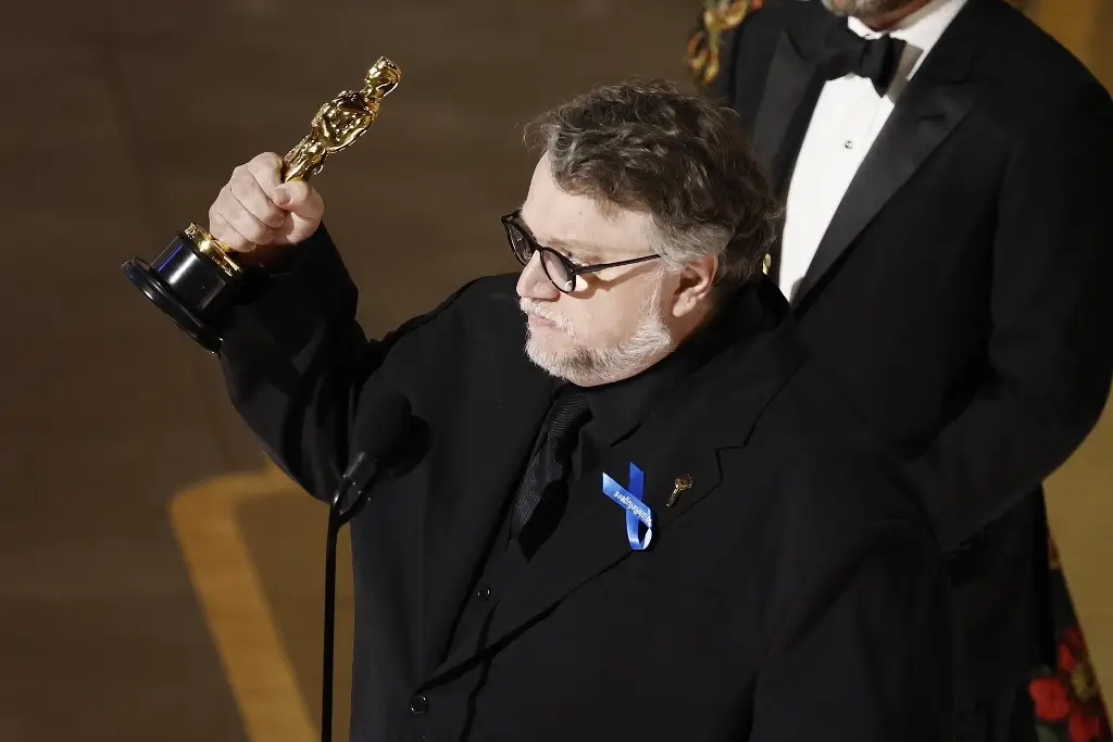 Imagen ¿Por qué Guillermo del Toro y otros famosos portaron moño azul en los Oscar 2023?