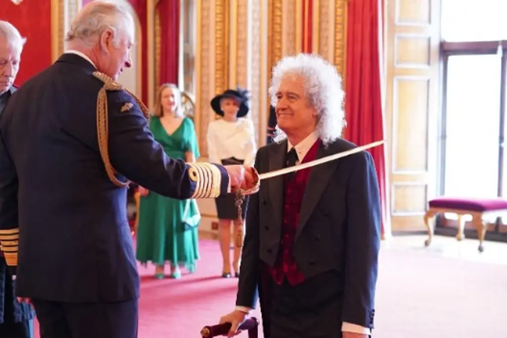 Imagen Rey Carlos III otorga título de caballero a Brian May, guitarrista de Queen