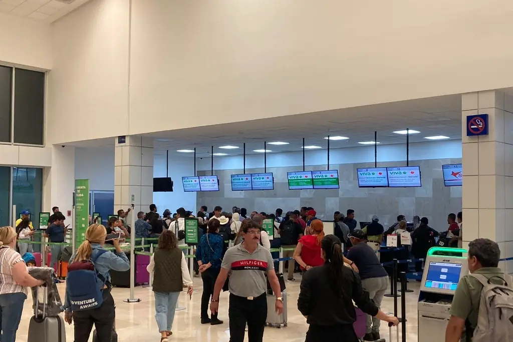 Imagen Pasajeros amenazan con cerrar acceso al aeropuerto de Veracruz por cancelación de vuelo