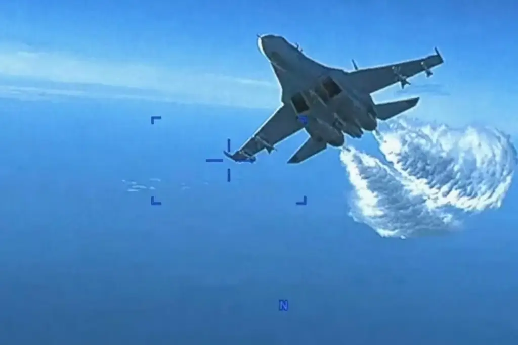 Imagen Difunden momento en que avión ruso arroja combustible a dron de EU derribado (+Video)