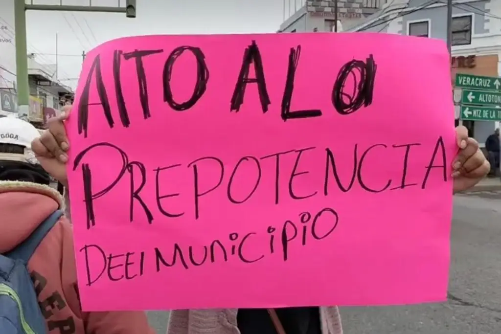Imagen Comerciantes bloquean carretera federal Xalapa-Perote 