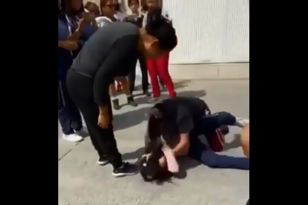Imagen Exhiben pelea de alumnas de secundaria incitada por adultas (+Video)