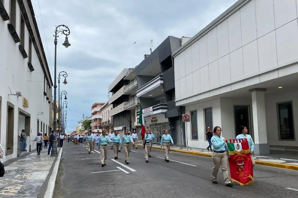 Imagen Con desfile y ofrendas florales conmemoran Expropiación Petrolera en Veracruz