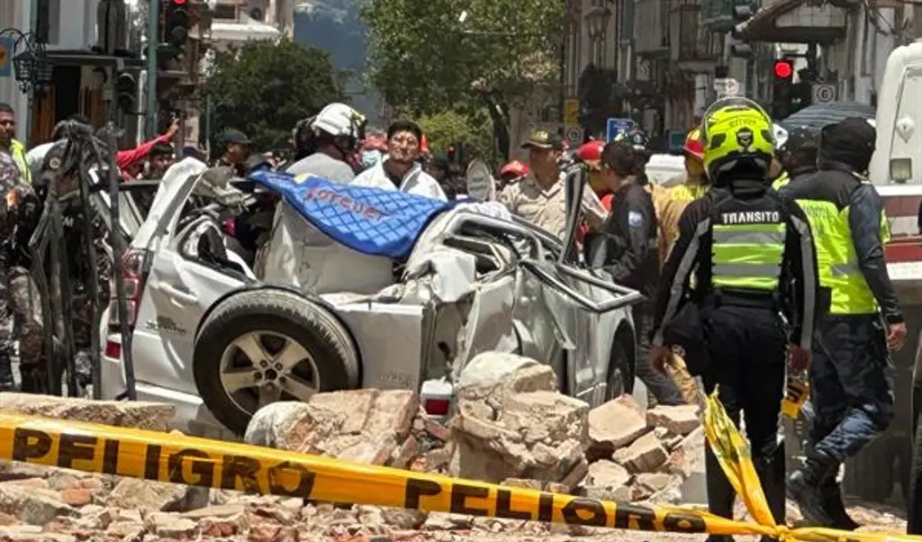 Imagen Suman 13 muertos y 126 heridos por sismo de magnitud 6.5 en Ecuador