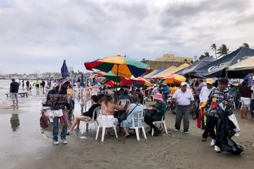 Imagen Con bandera roja y mar picado, las playas de Veracruz rebosan de turistas 
