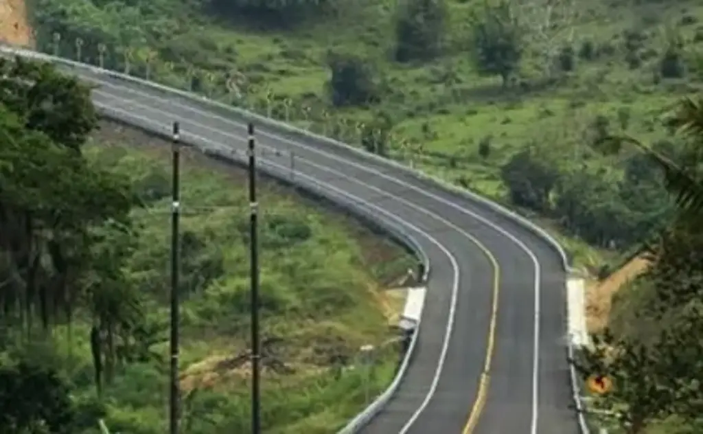 Imagen Reportan que sujetos apedrearon al menos 6 carros en carretera Xalapa-Veracruz