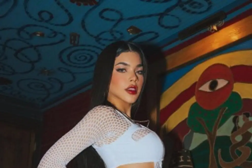 Imagen Le avientan celular a Kenia OS en pleno concierto y se enoja (+Video) 